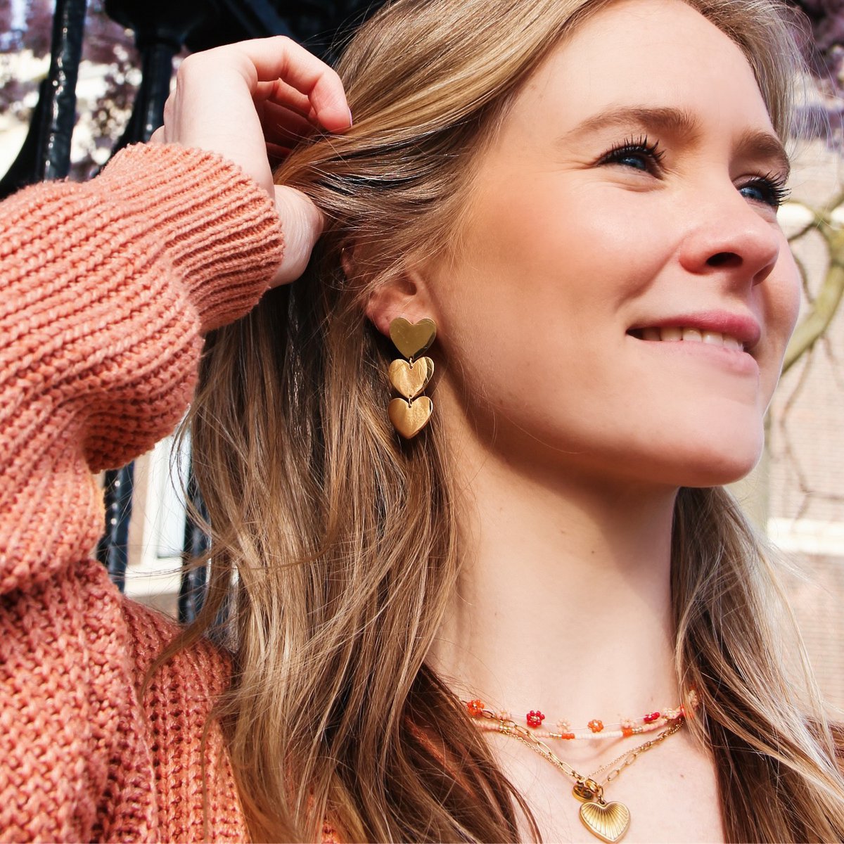 SO774: Statement oorbel 3 hartjes – goud