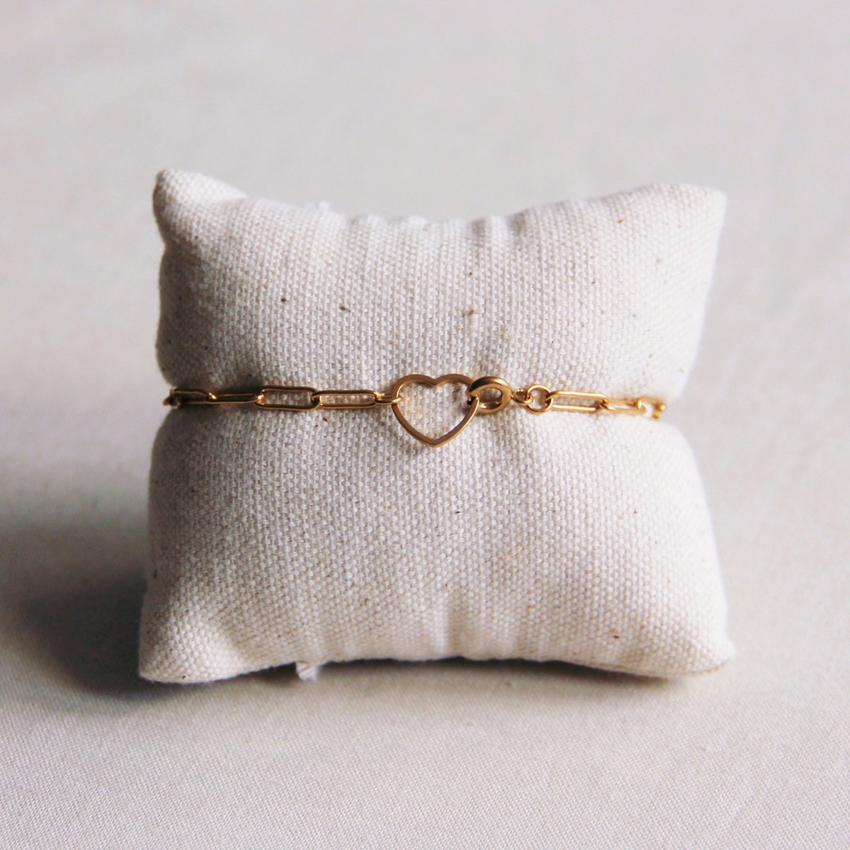 SA855: D-Chain armband met open hart slot – goud