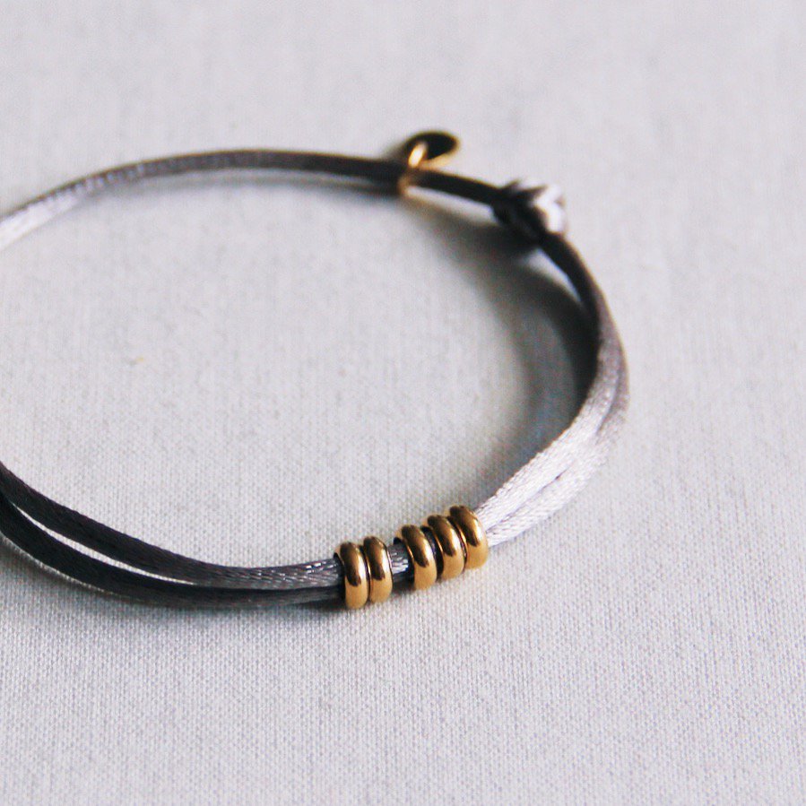 FW105 - Satijnen armband met ringen - taupe / goud