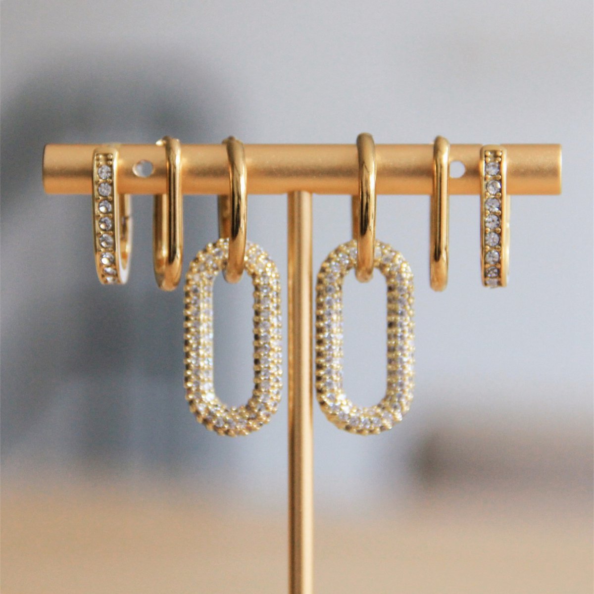Edelstalen oorbel met ovale kristallen hanger - zilver