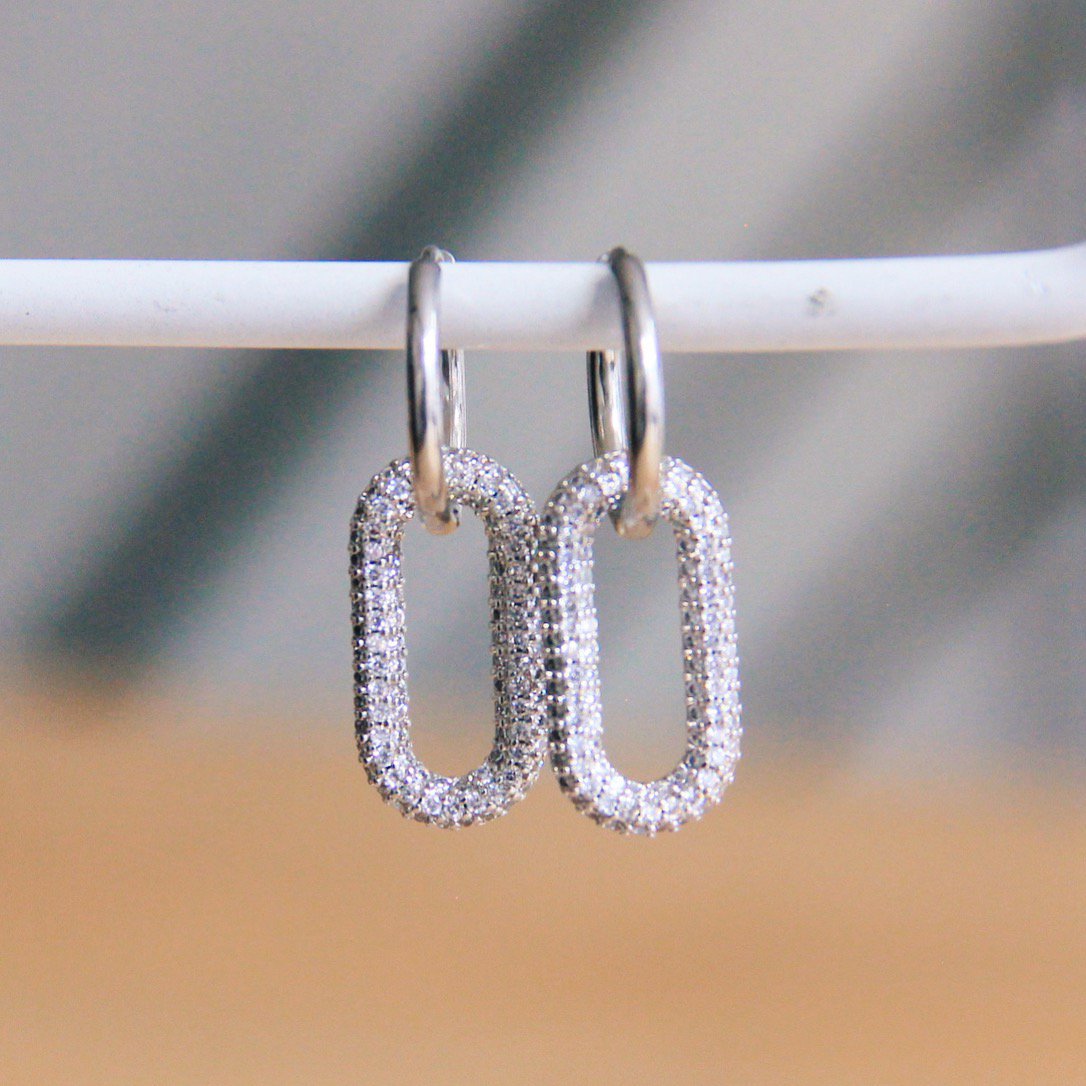 Edelstalen oorbel met ovale kristallen hanger - zilver