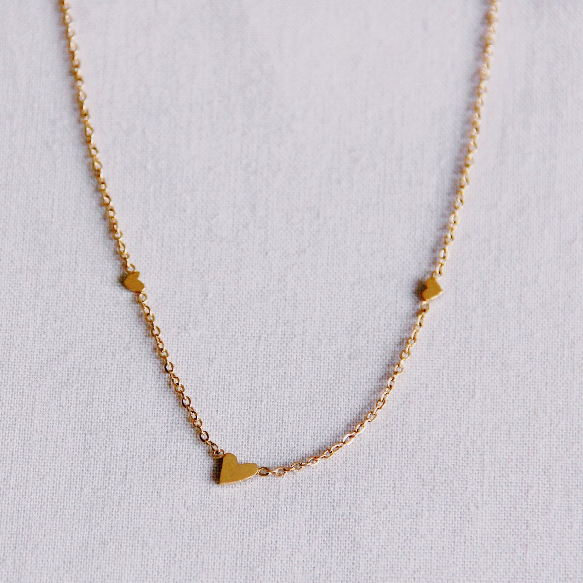 FW268 - Edelstalen fijne ketting met 3 mini hartjes - goud
