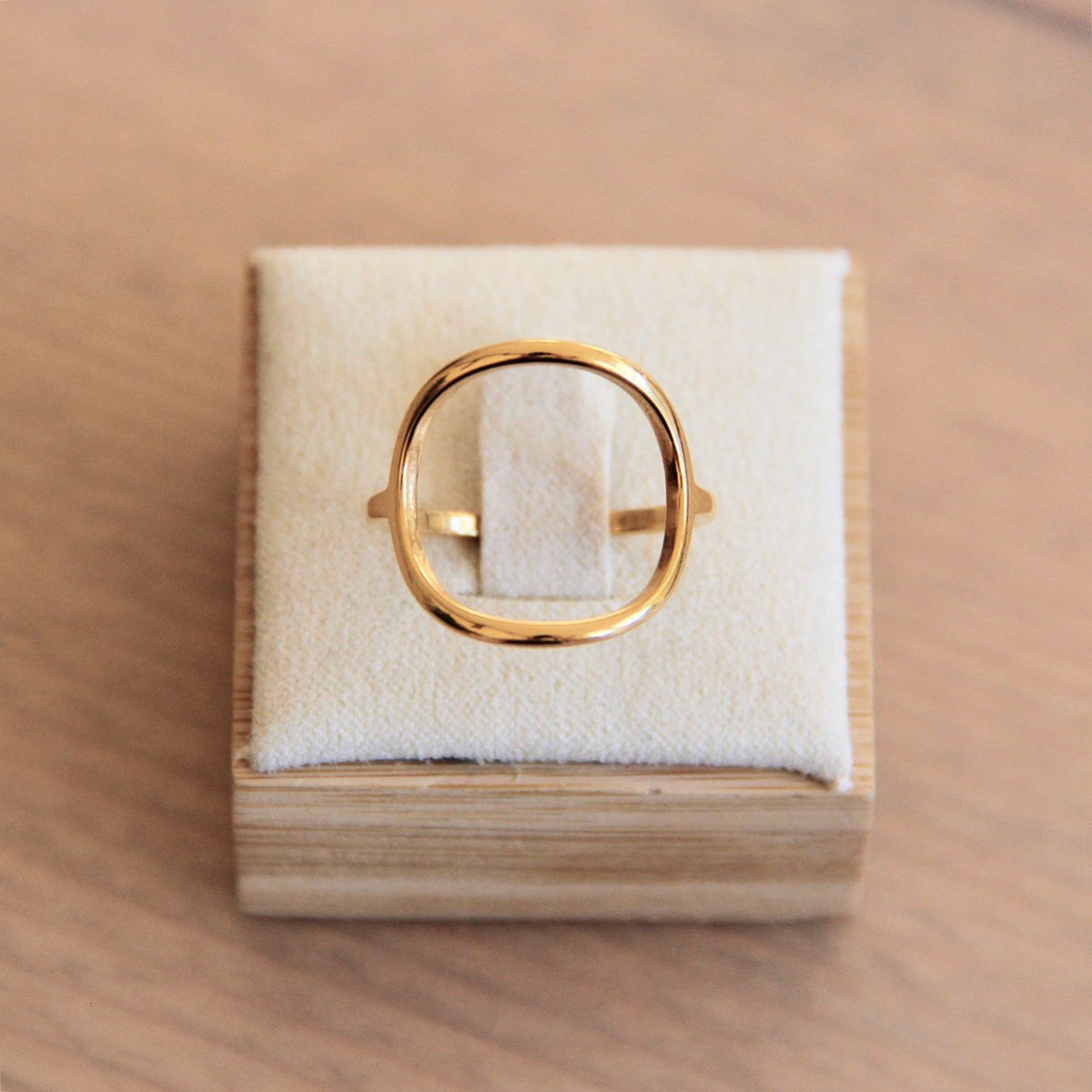 Stalen ring met open ronde - goud - R677