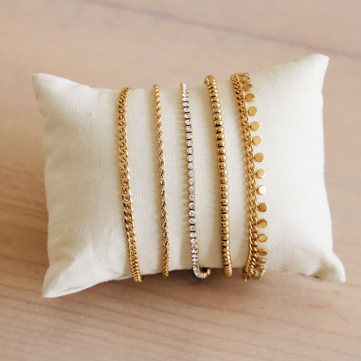 SA835: Stalen schakelarmband met balletjes - zilver
